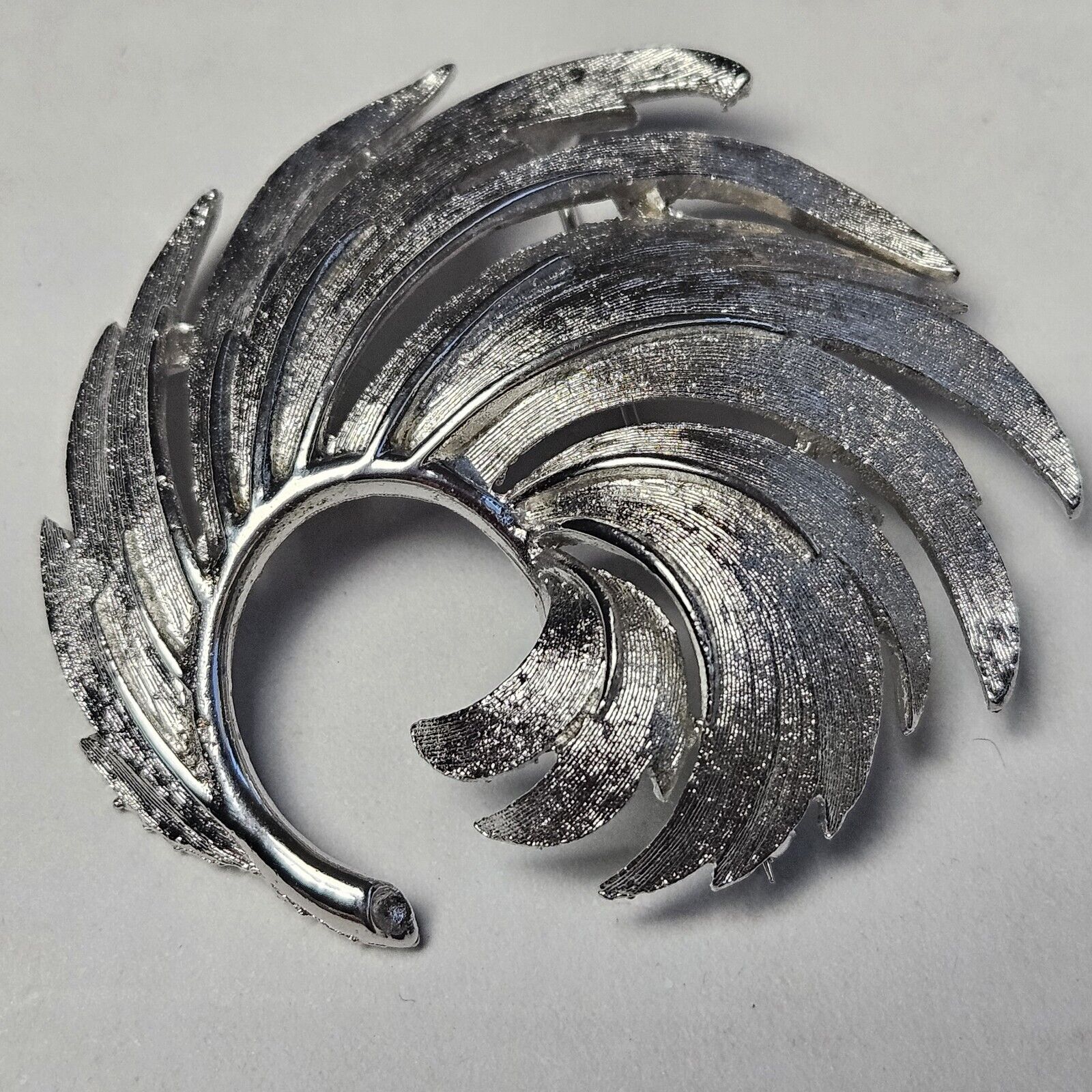 Vintage Signd Lisner 50s-60s Brushed Silver Tone Curl Leaf Feather Brooch Pin 2"